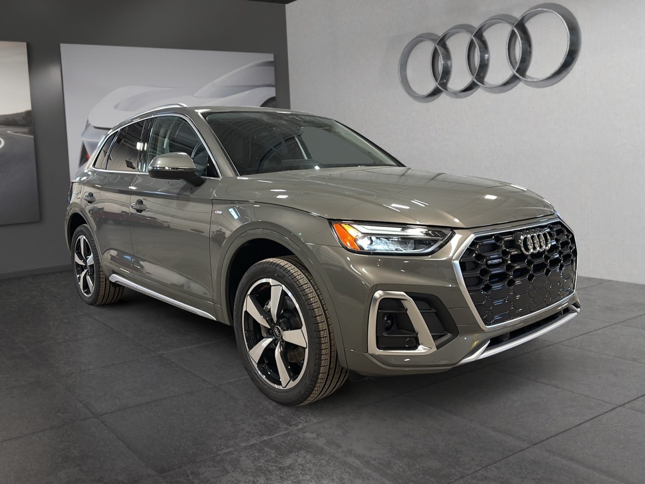 2025 Audi Q5 - Image 2