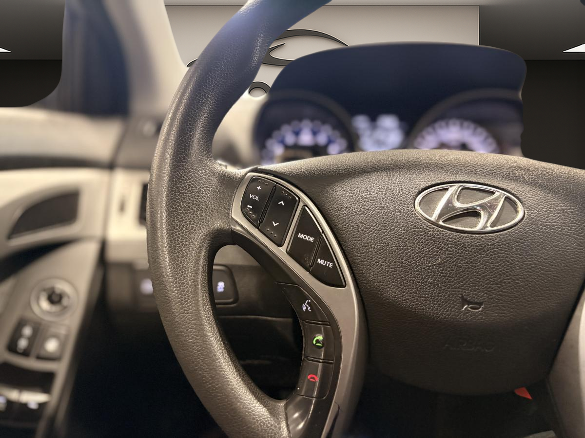 2016 Hyundai Elantra - Image 13