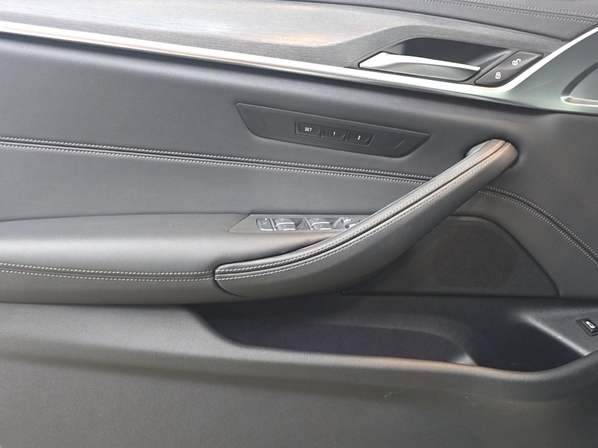 2022 BMW 530i - Image 16