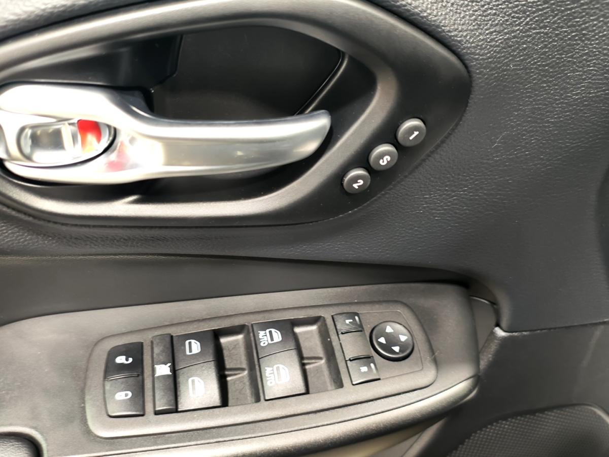 2023 Jeep Cherokee - Image 25