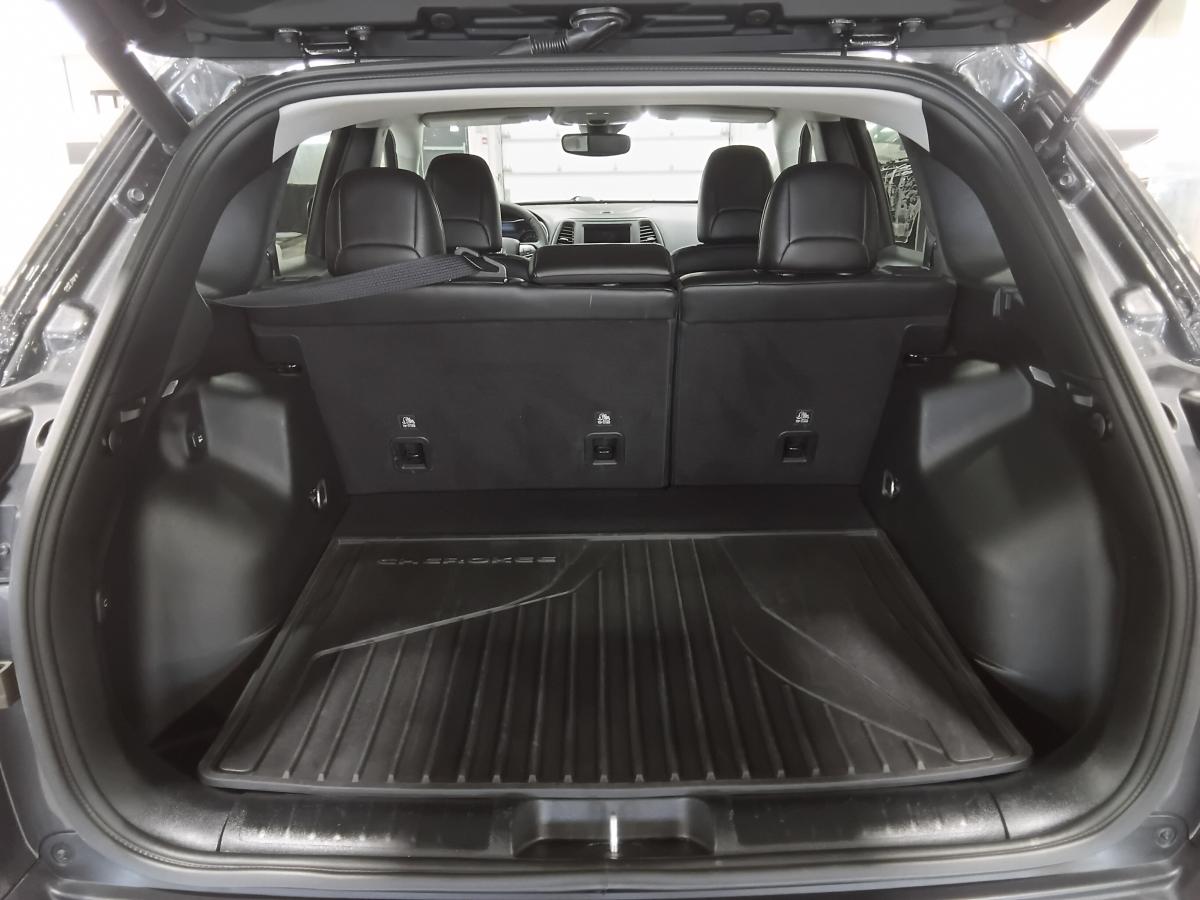 2023 Jeep Cherokee - Image 9