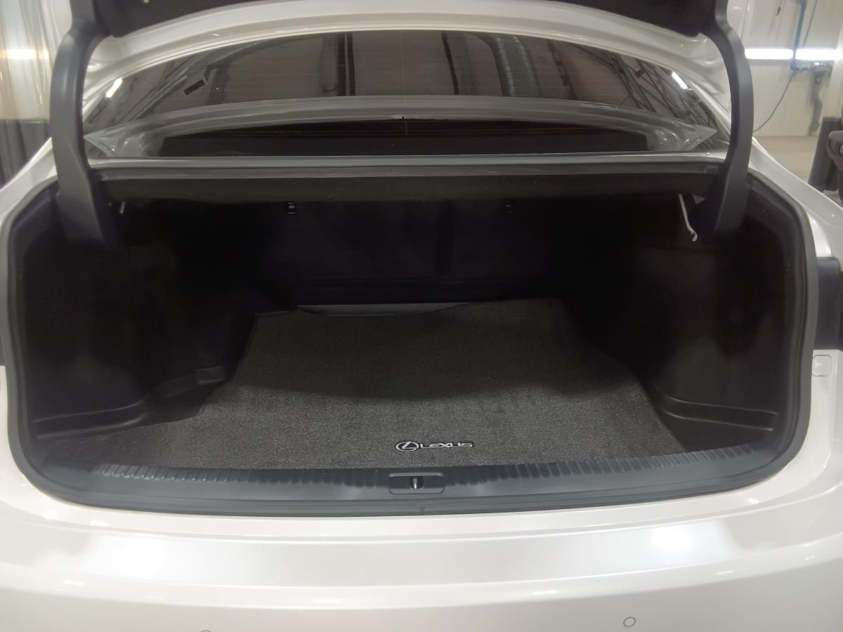 2019 Lexus IS 300 - Image 9