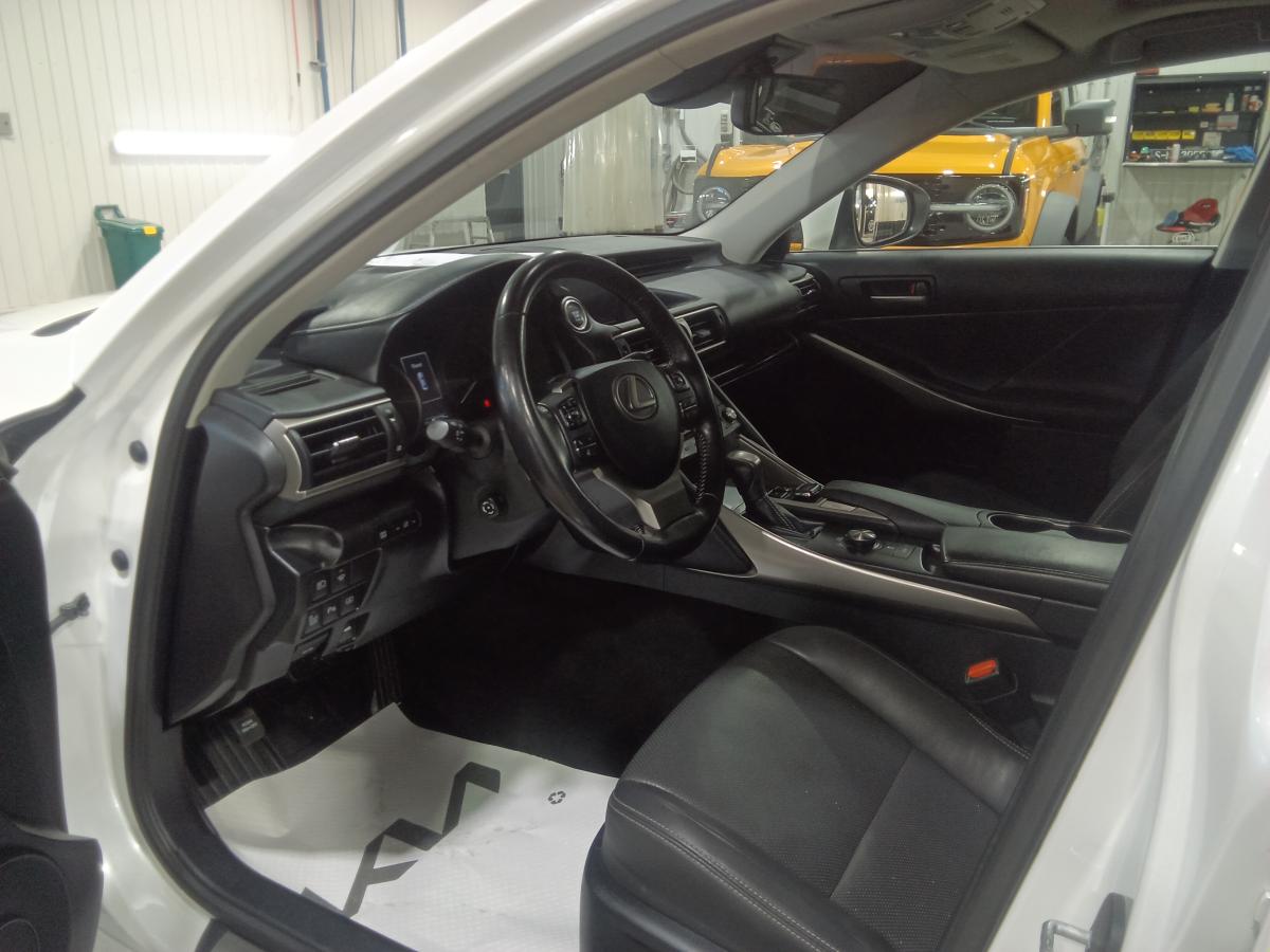 2019 Lexus IS 300 - Image 14