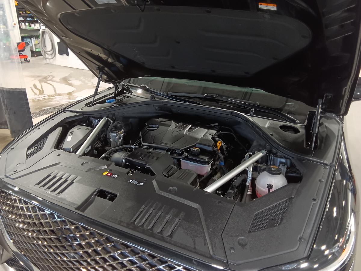 2024 Genesis GV70 - Image 8