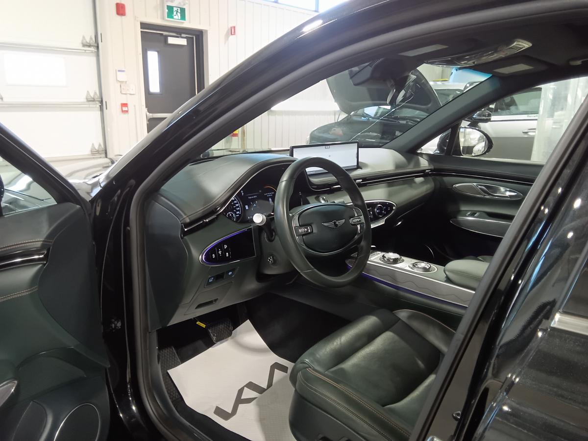 2024 Genesis GV70 - Image 13