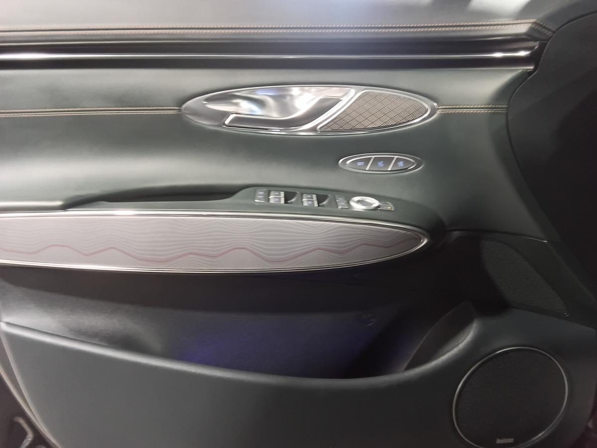 2024 Genesis GV70 - Image 16