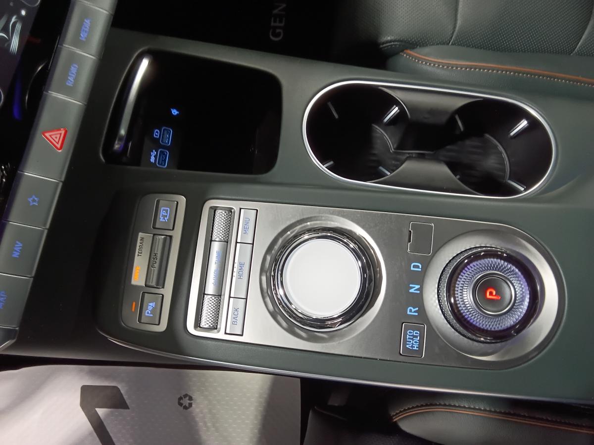 2024 Genesis GV70 - Image 18