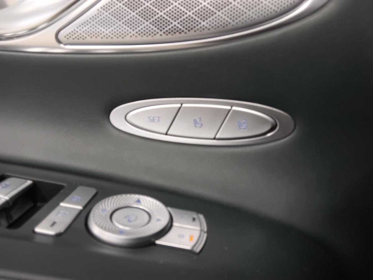 2024 Genesis GV70 - Image 25