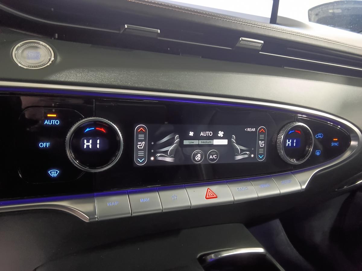 2024 Genesis GV70 - Image 28