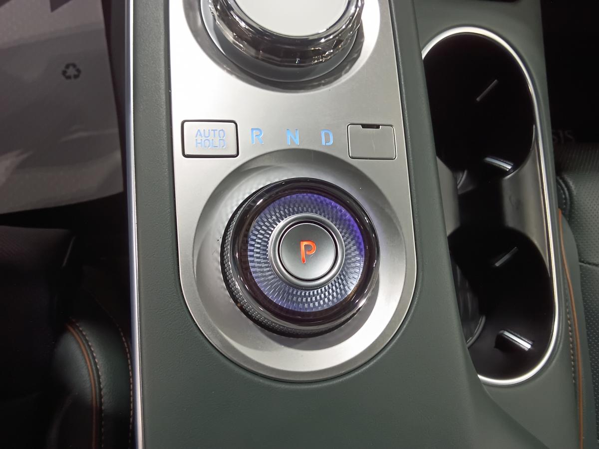 2024 Genesis GV70 - Image 30