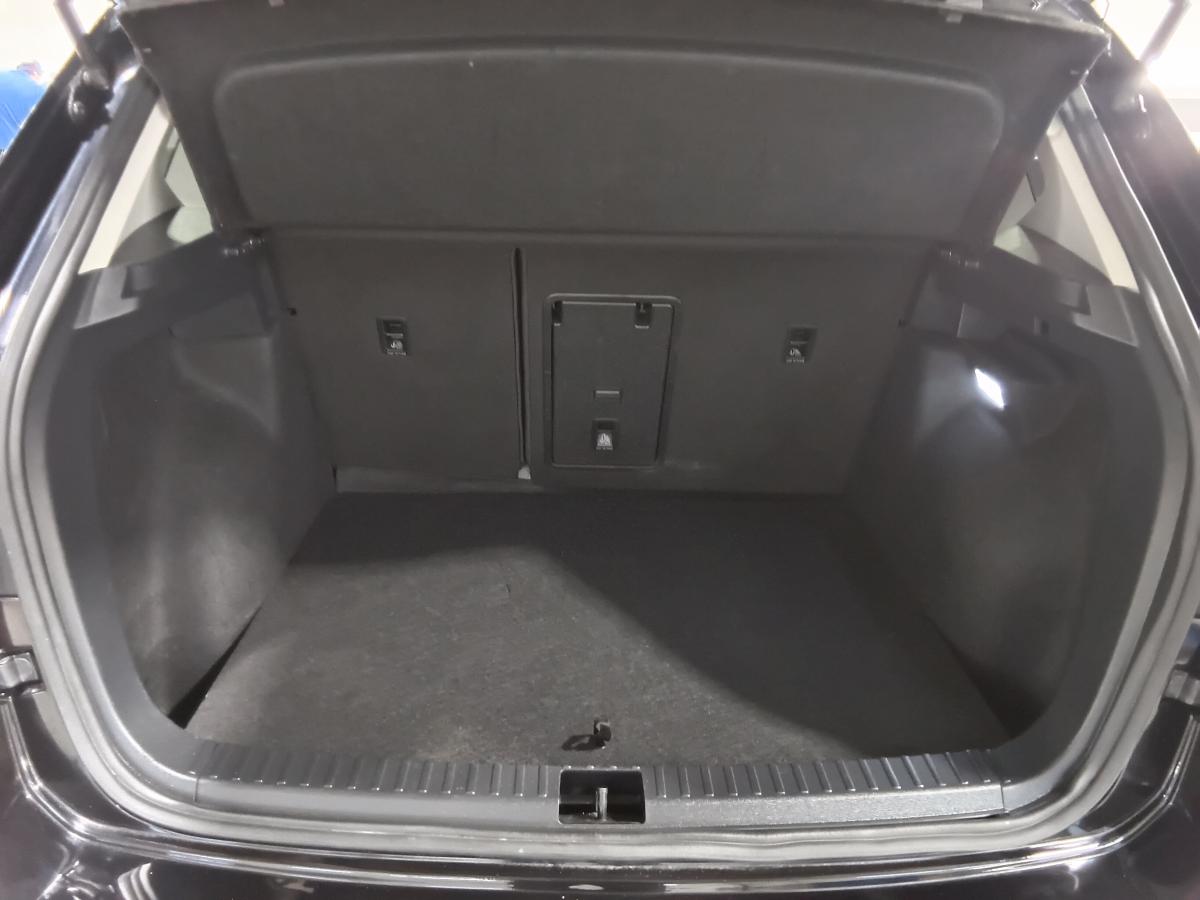 2025 Volkswagen Taos - Image 9