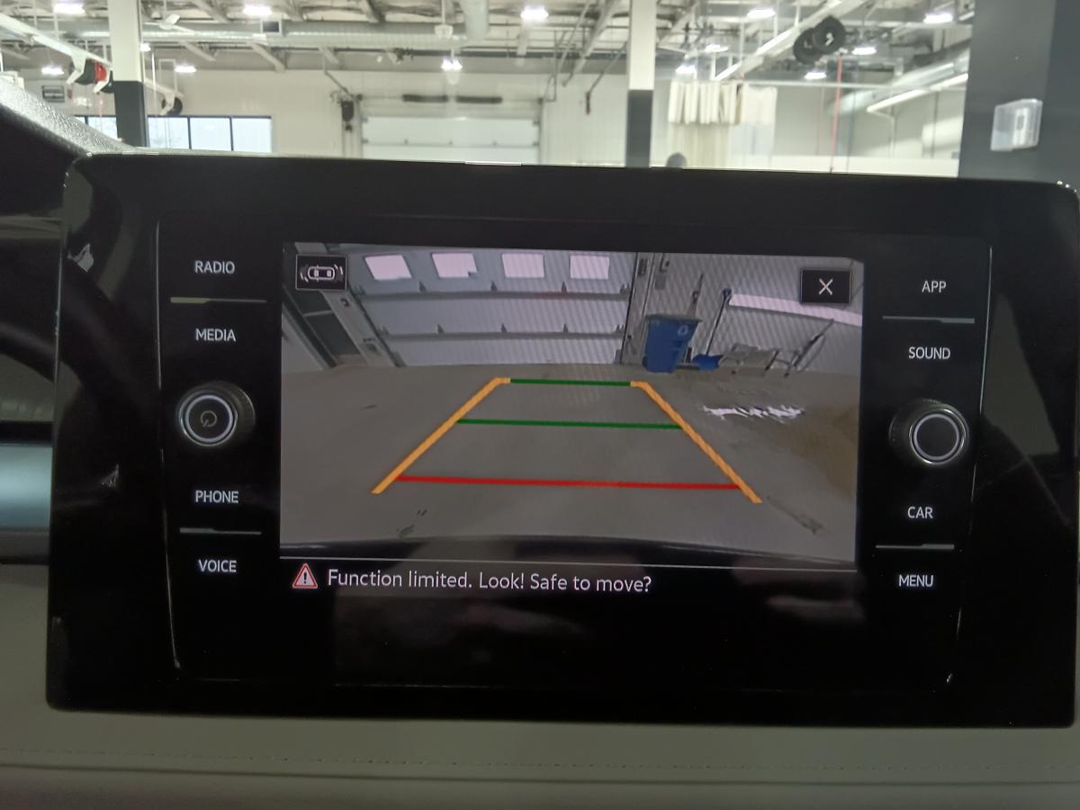 2025 Volkswagen Taos - Image 21