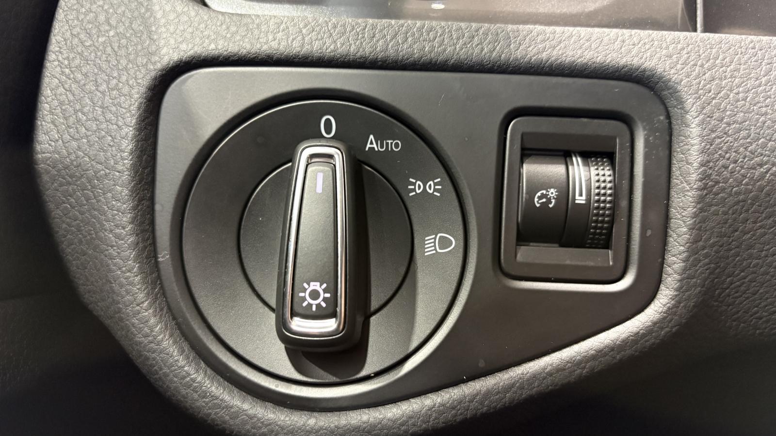 2018 Volkswagen Golf - Image 23