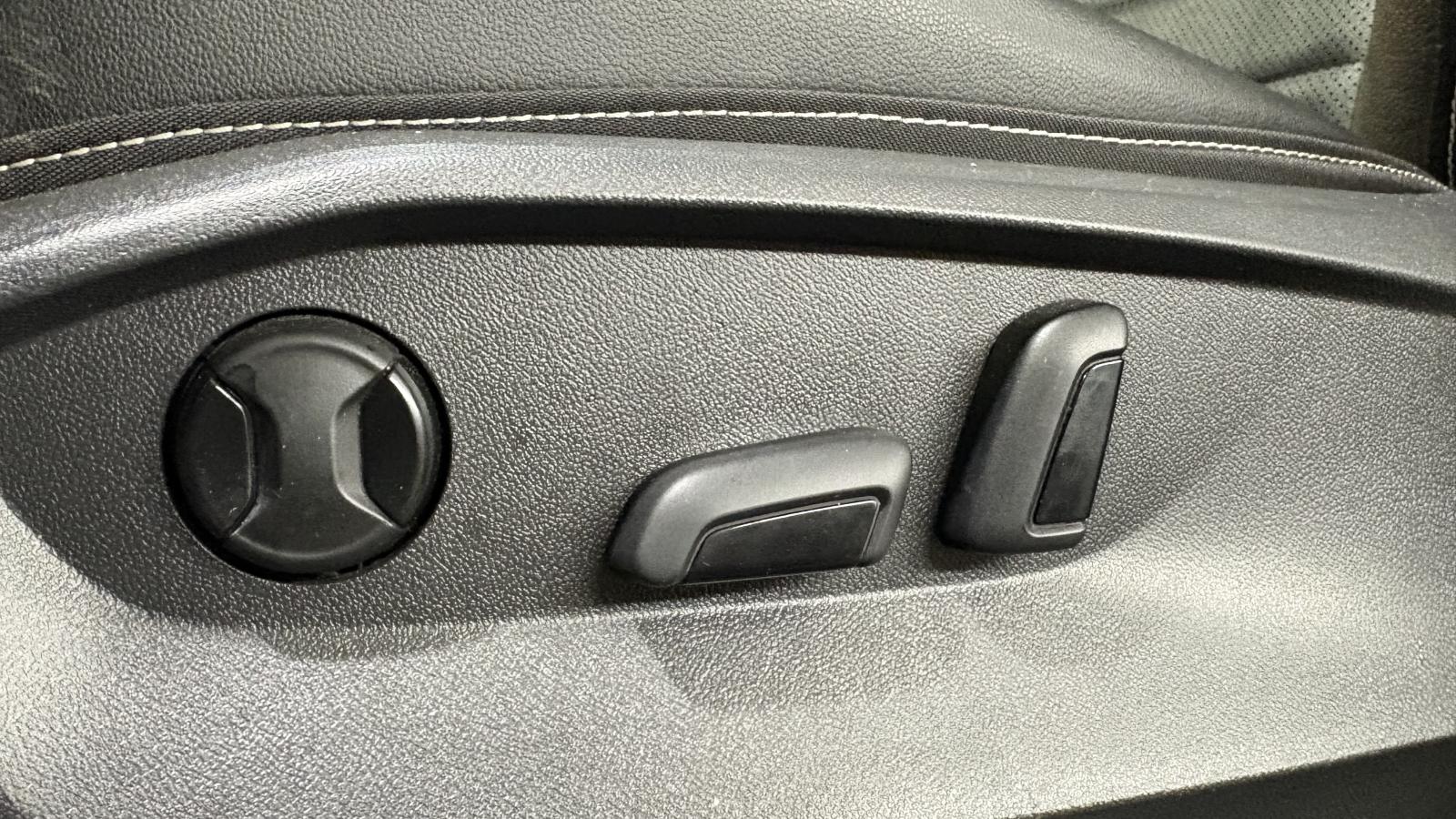 2023 Volkswagen Taos - Image 13