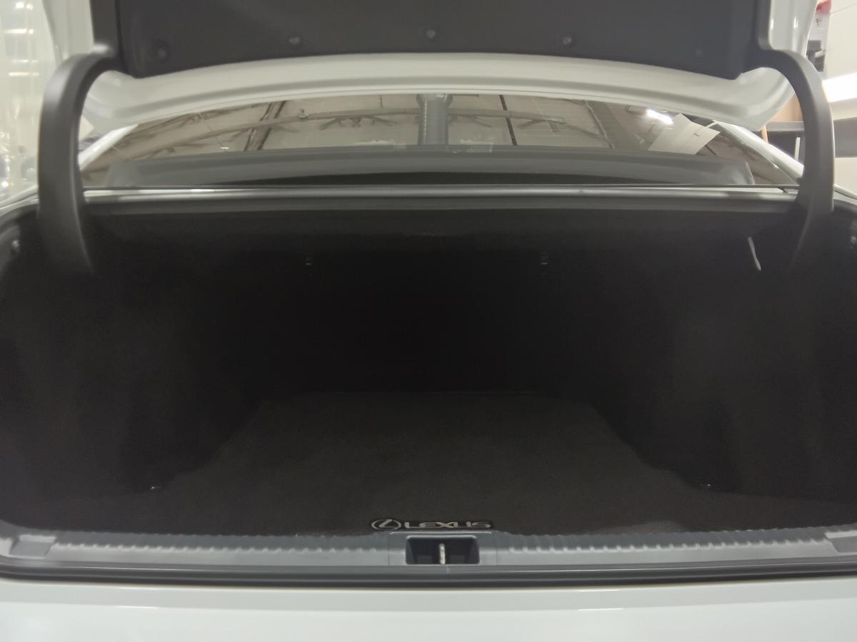 2024 Lexus IS 300 - Image 9