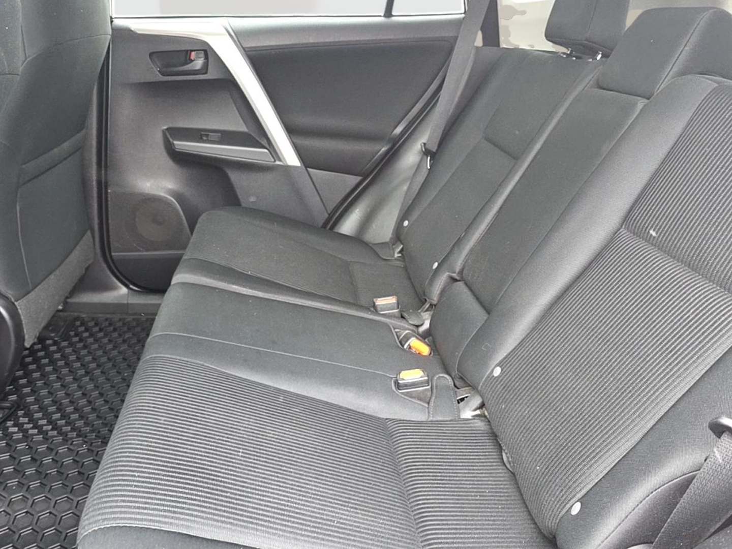 2017 Toyota RAV4 - Image 6