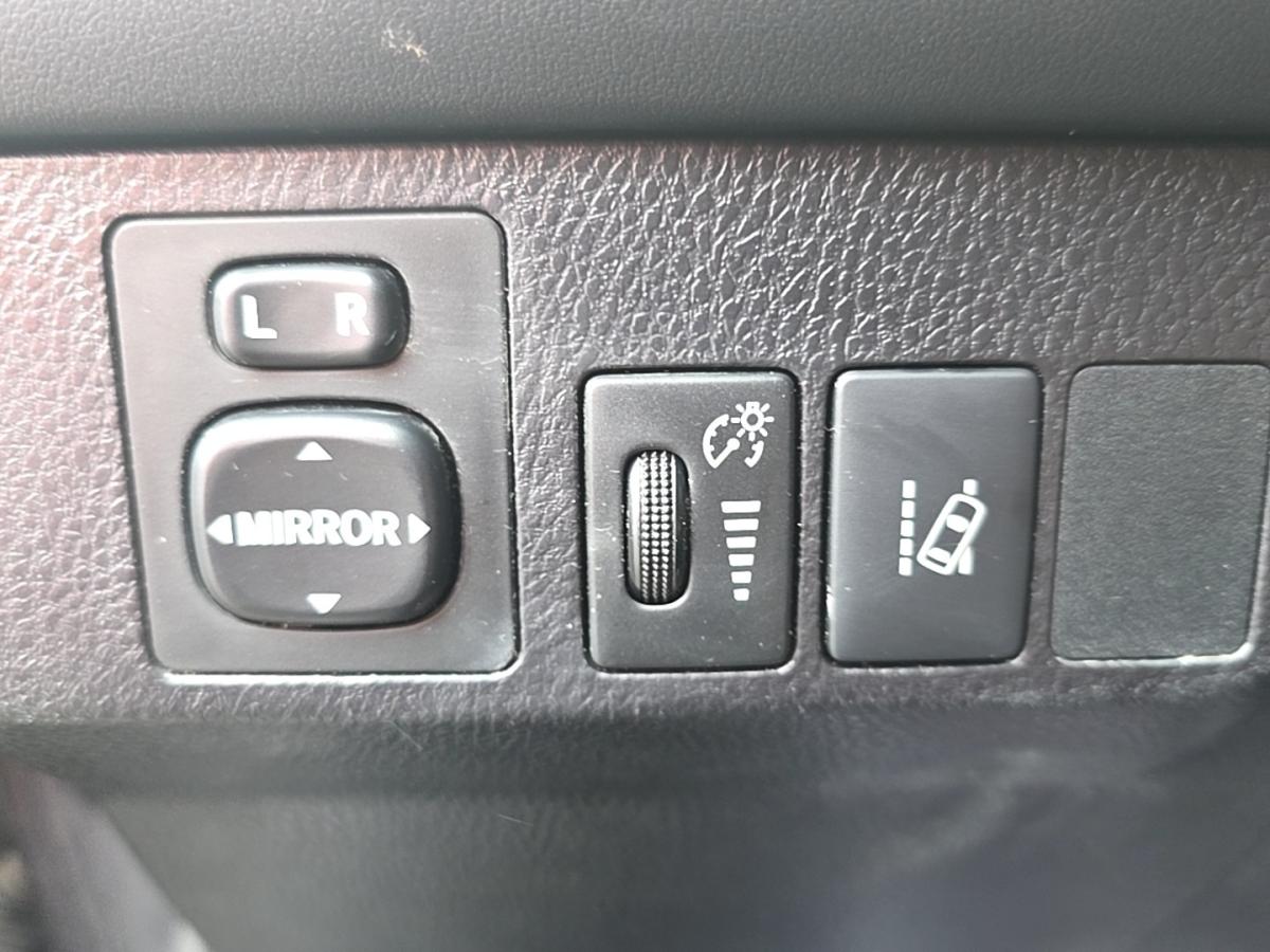 2017 Toyota RAV4 - Image 20