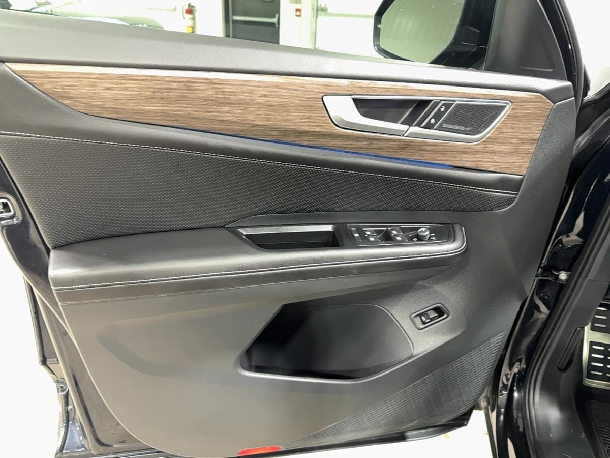 2025 Volkswagen Atlas - Image 19