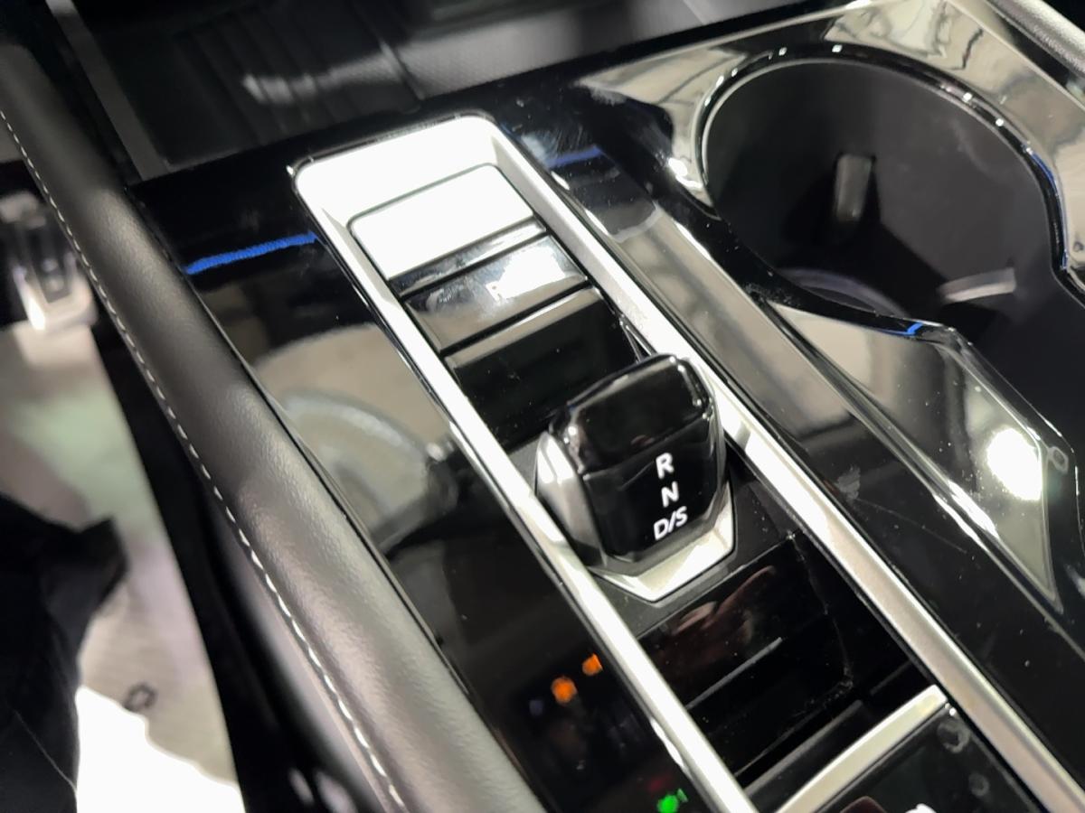 2025 Volkswagen Atlas - Image 20