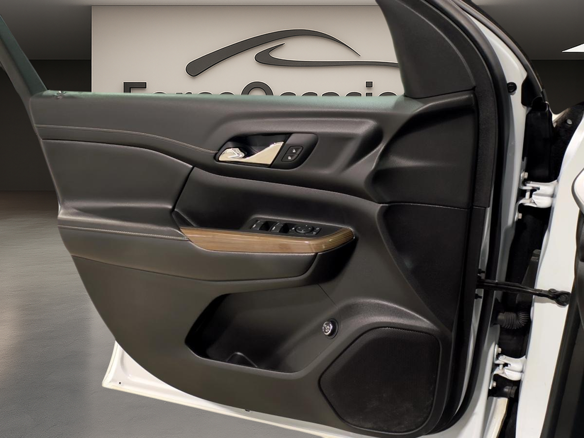 2021 GMC Acadia - Image 18