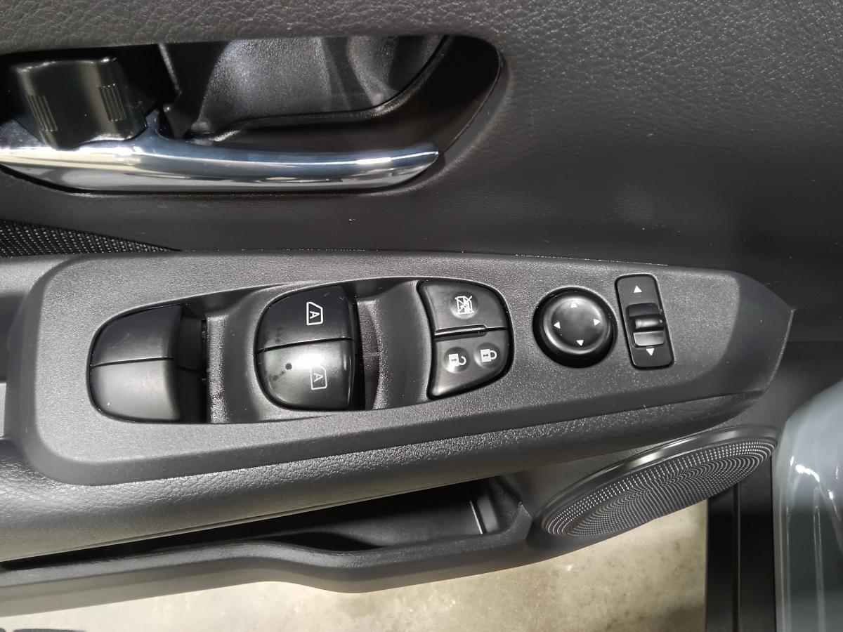 2025 Nissan Kicks Play - Image 12