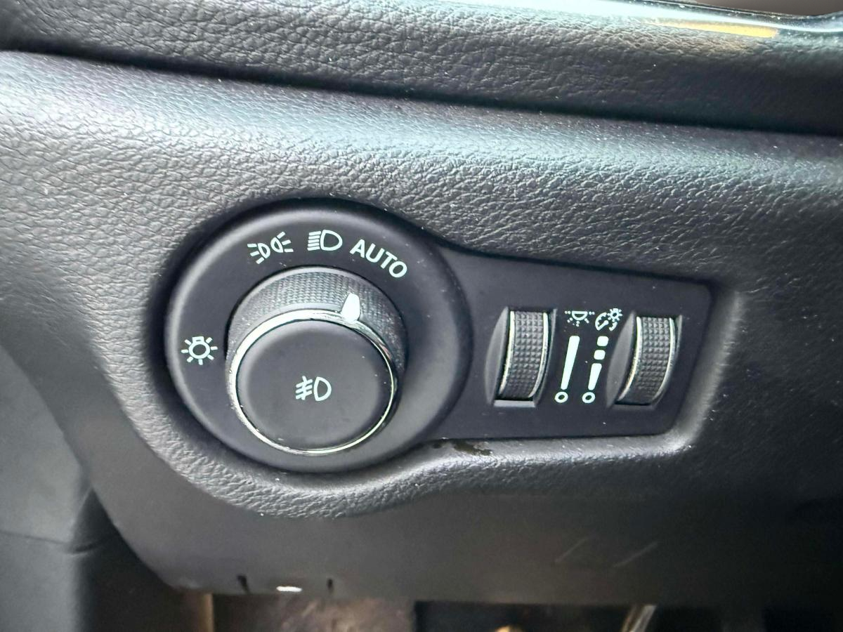 2022 Chrysler Pacifica Hybrid - Image 13