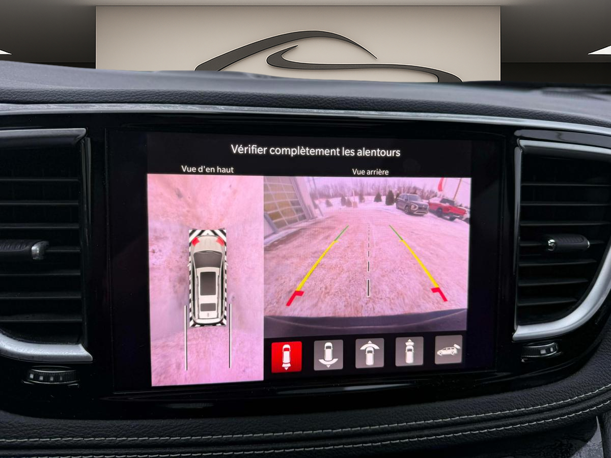 2022 Chrysler Pacifica Hybrid - Image 19