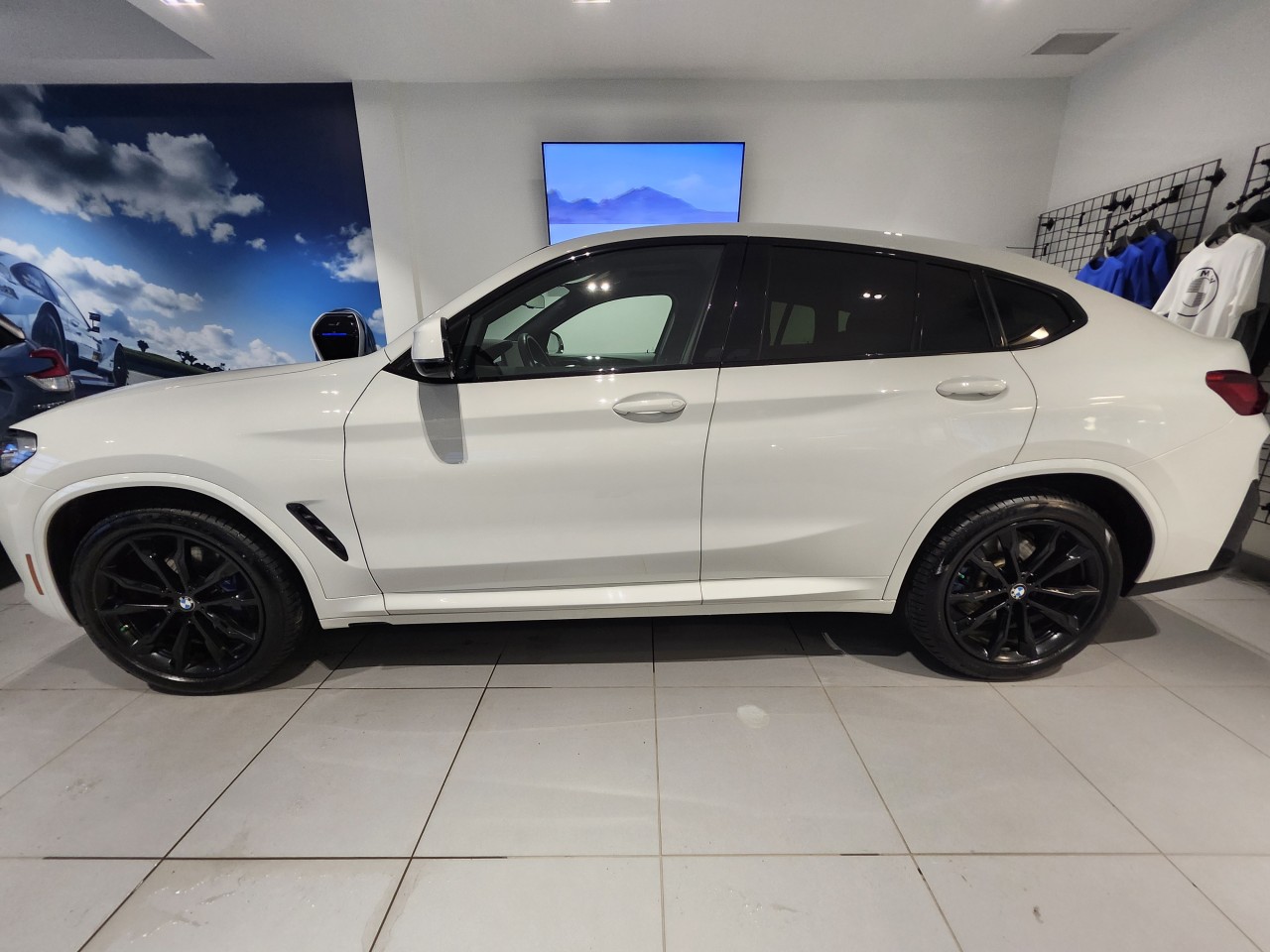 2023 BMW X4 - Image 2