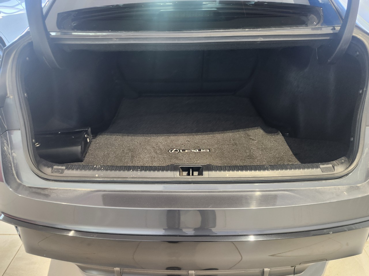 2022 Lexus IS - Image 8