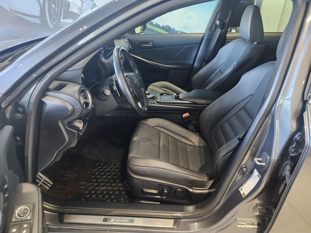 2022 Lexus IS - Image 12