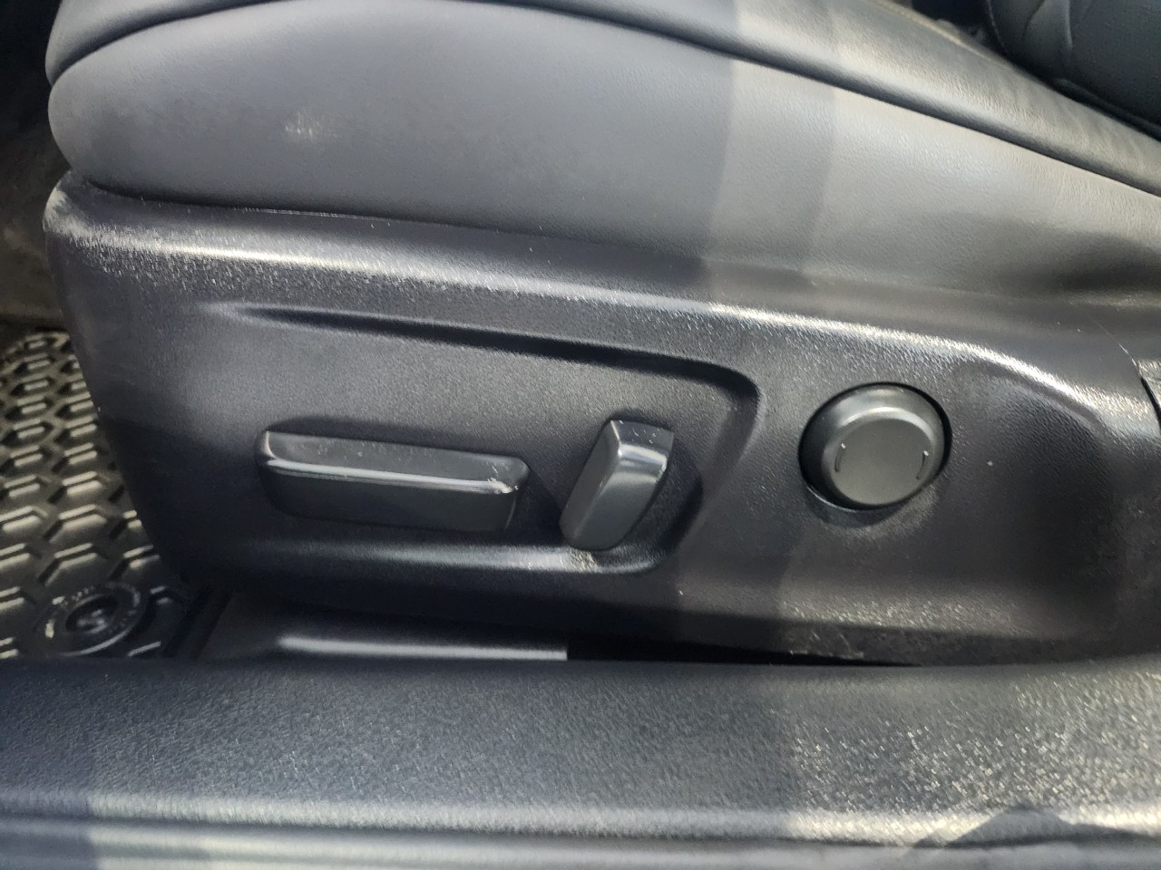 2022 Lexus IS - Image 13