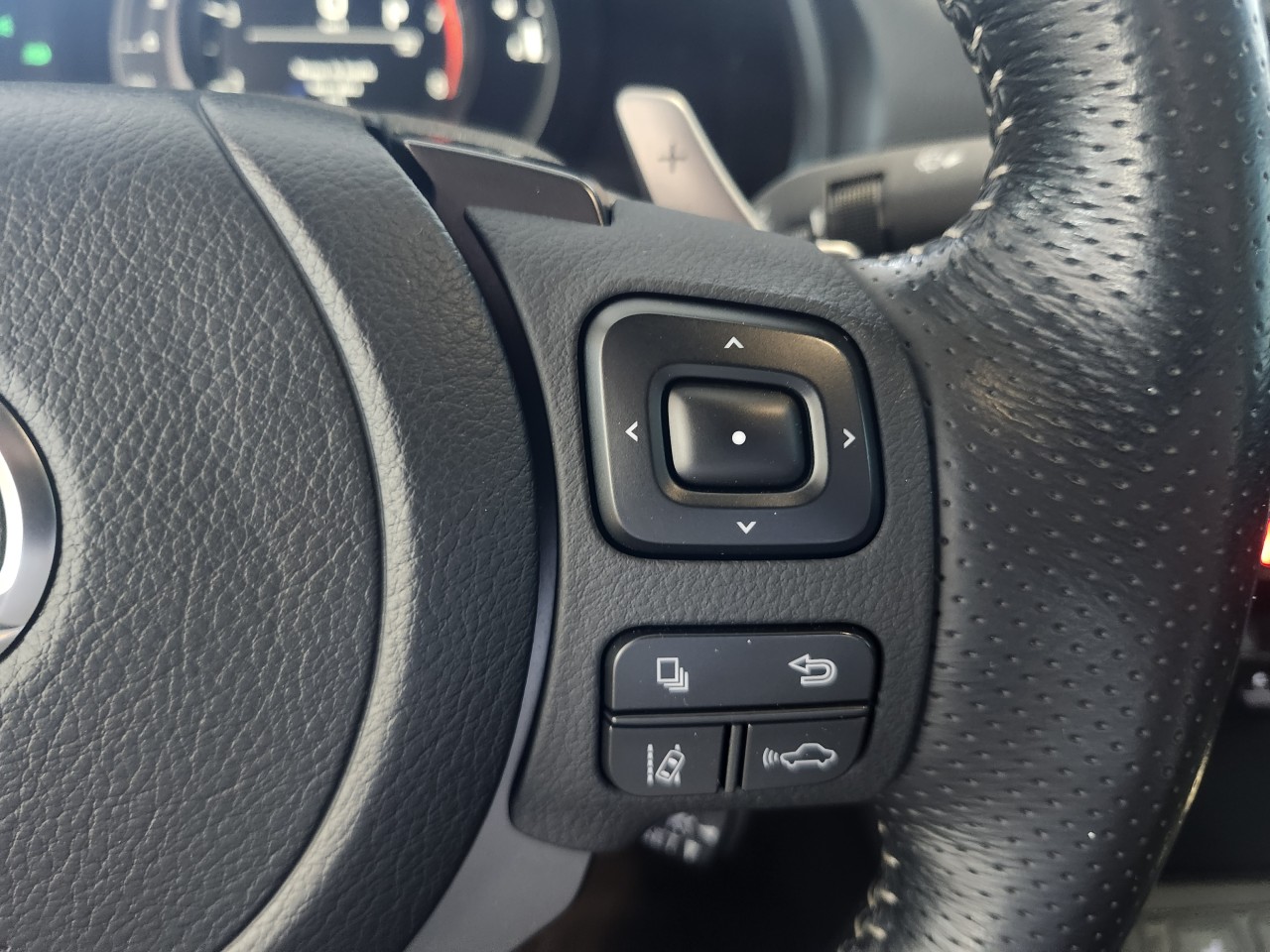 2022 Lexus IS - Image 16