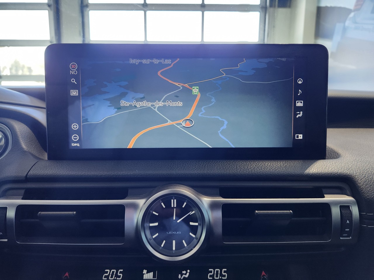 2022 Lexus IS - Image 18