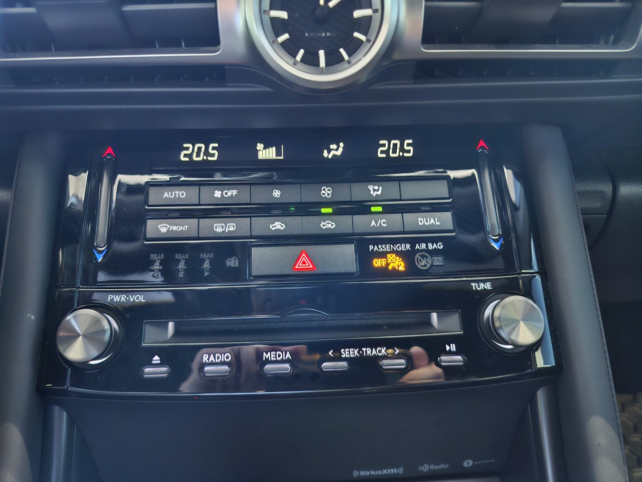 2022 Lexus IS - Image 19