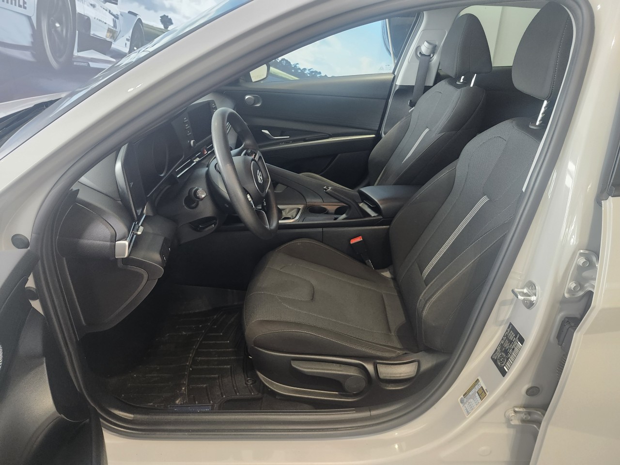 2022 Hyundai Elantra - Image 9