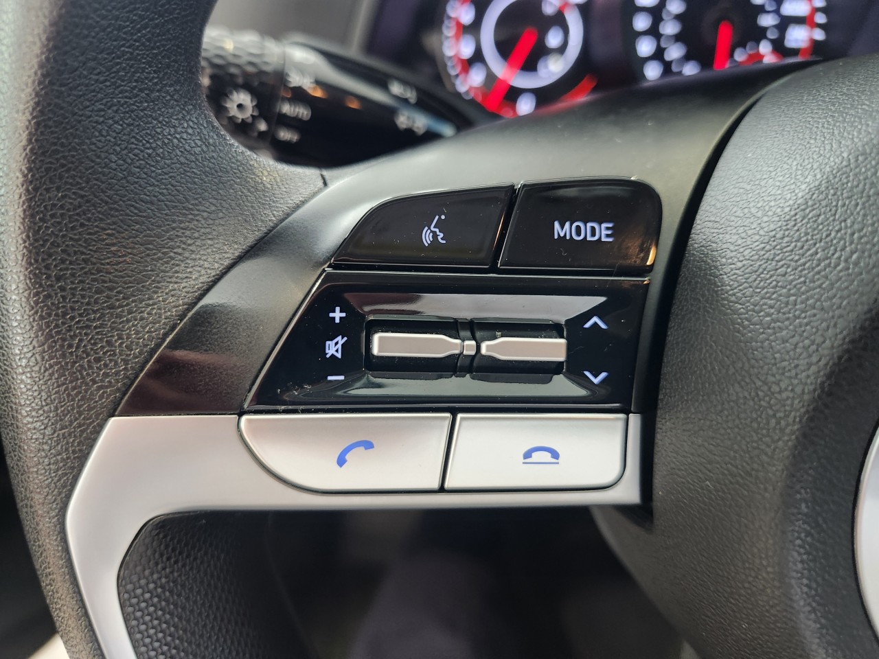 2022 Hyundai Elantra - Image 11