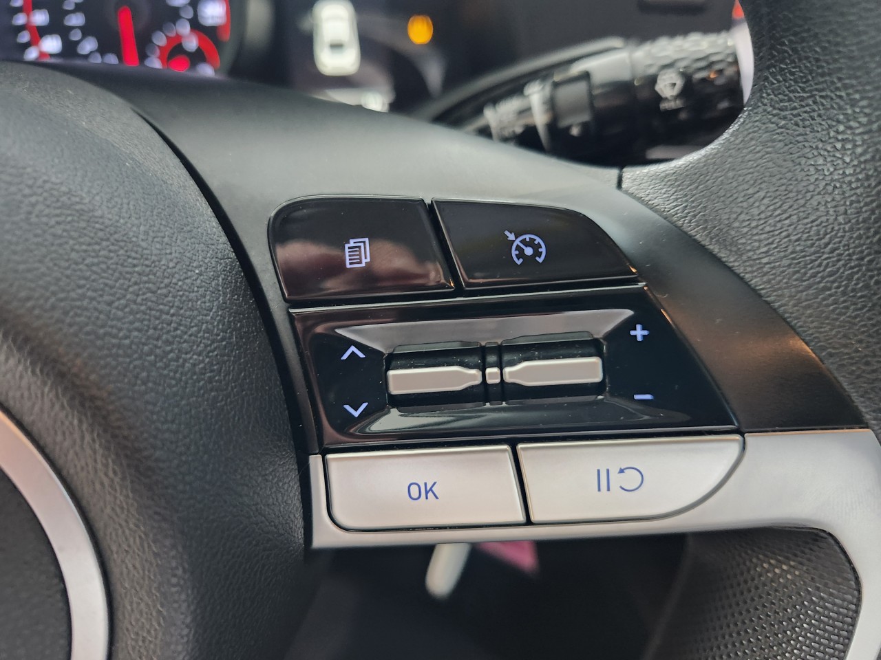 2022 Hyundai Elantra - Image 12