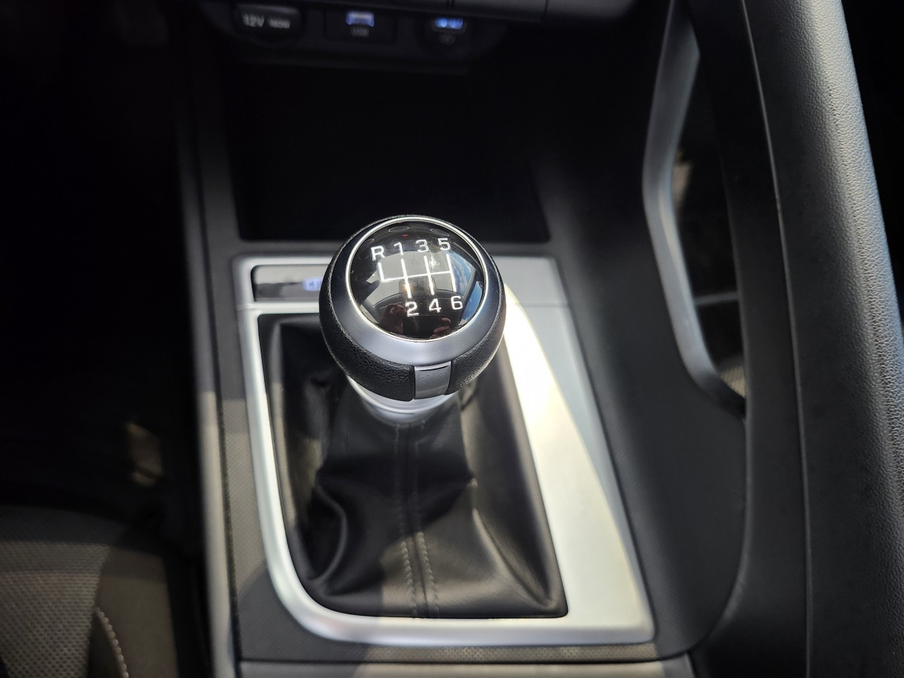 2022 Hyundai Elantra - Image 16