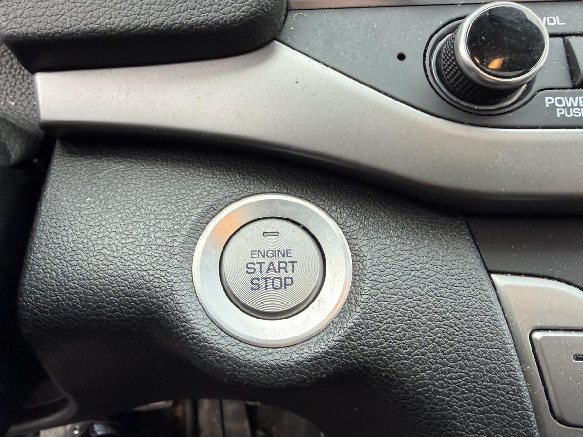 2018 Hyundai Elantra - Image 8