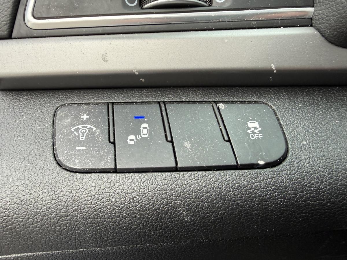 2018 Hyundai Elantra - Image 13