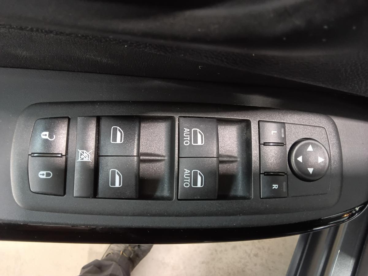 2023 Jeep Cherokee - Image 24