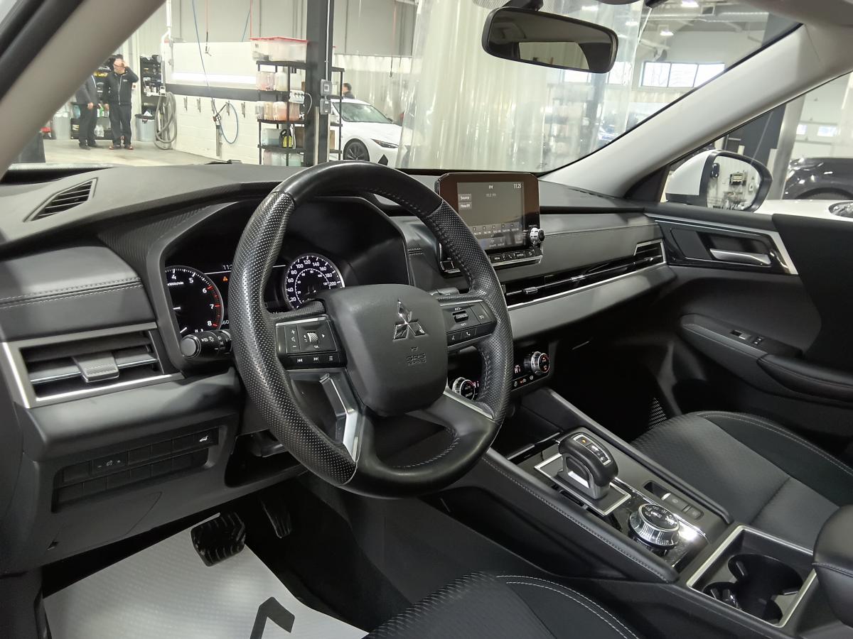 2024 Mitsubishi Outlander - Image 14
