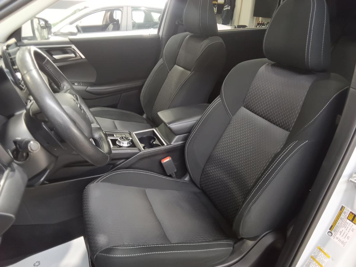 2024 Mitsubishi Outlander - Image 21