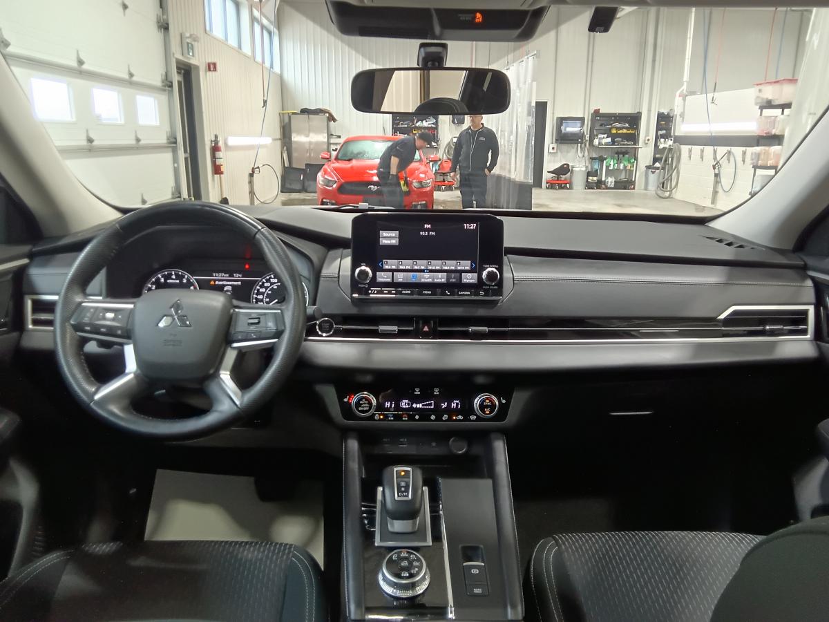 2024 Mitsubishi Outlander - Image 22