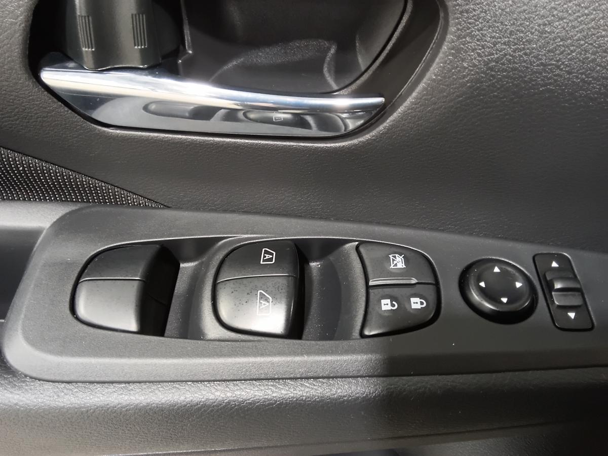 2025 Nissan Kicks Play - Image 26