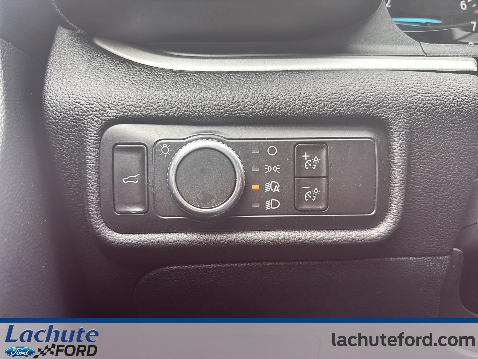 2022 Ford Explorer - Image 12