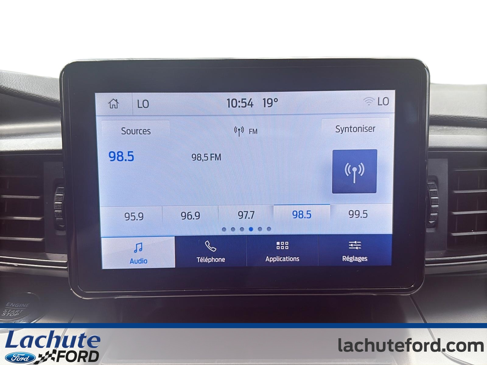 2022 Ford Explorer - Image 16