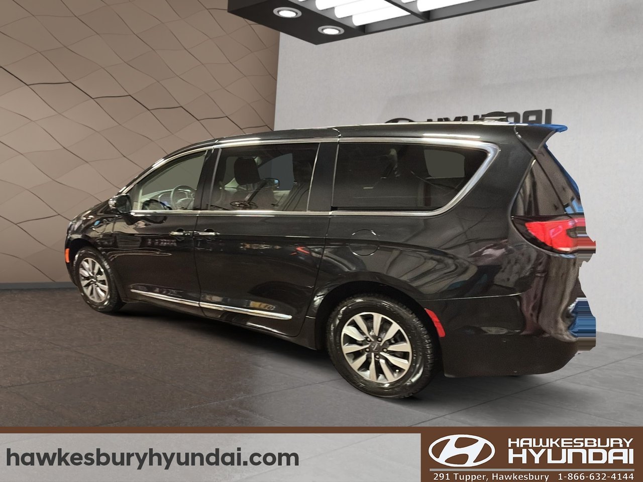 2022 Chrysler Pacifica Hybrid - Image 4