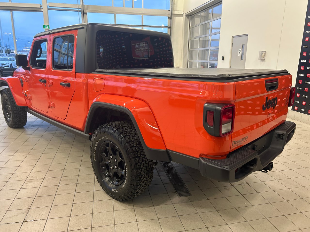 2023 Jeep Gladiator - Image 9