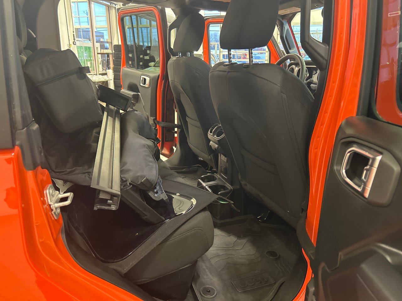 2023 Jeep Gladiator - Image 12